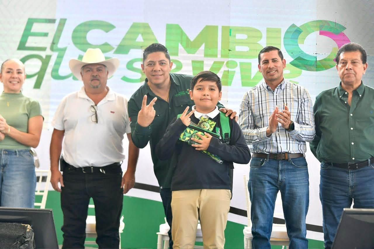 
    
        007_Menos Pobreza_Entrega escolar San Ciro de Acosta
    
    