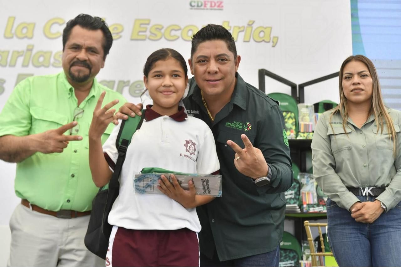 
    
        008_Menos Pobreza_entrega escolar Ciudad Fernández
    
    