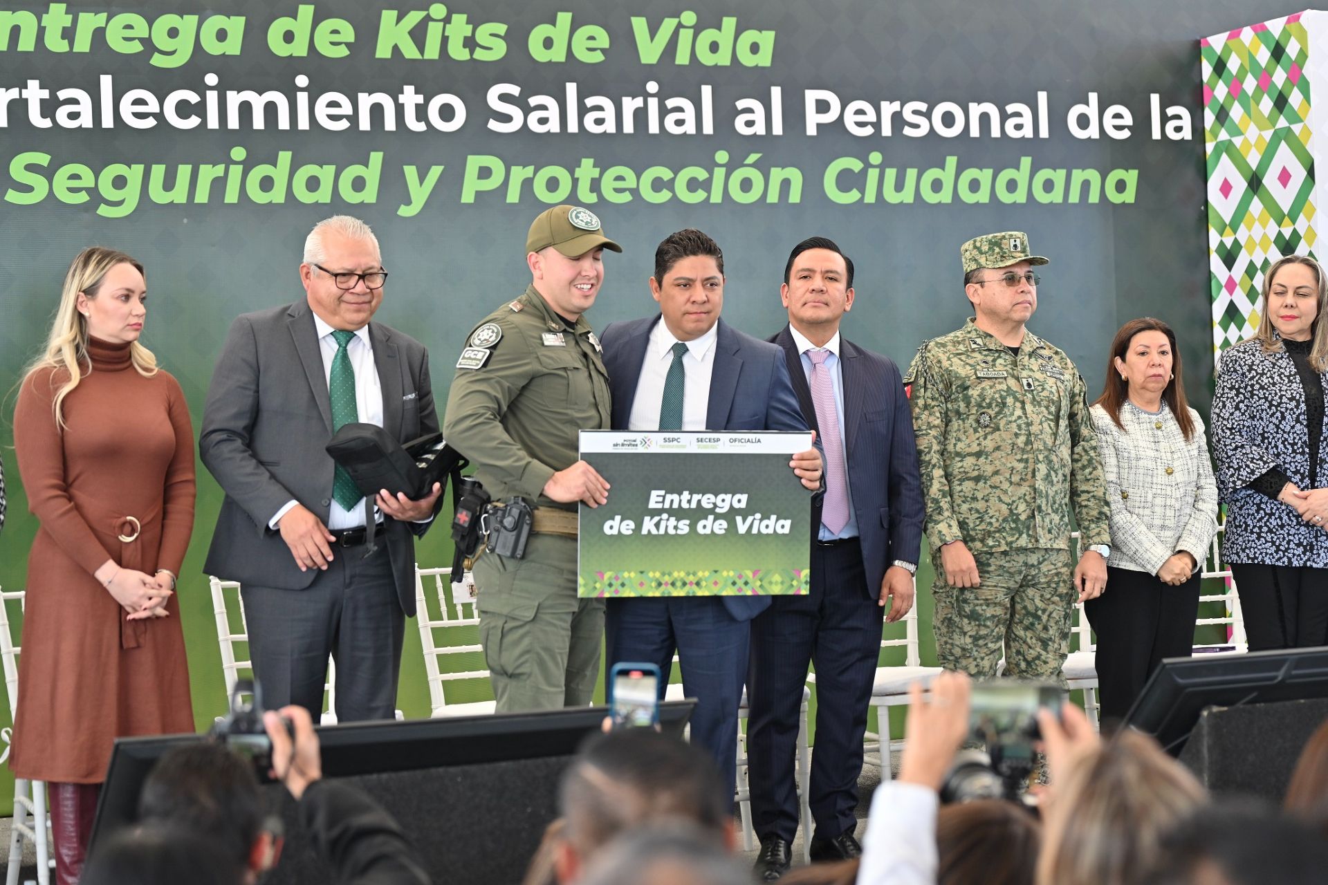 
    
        043_Paz_Entrega de kits de vida a Guardia Civil Estatal
    
    