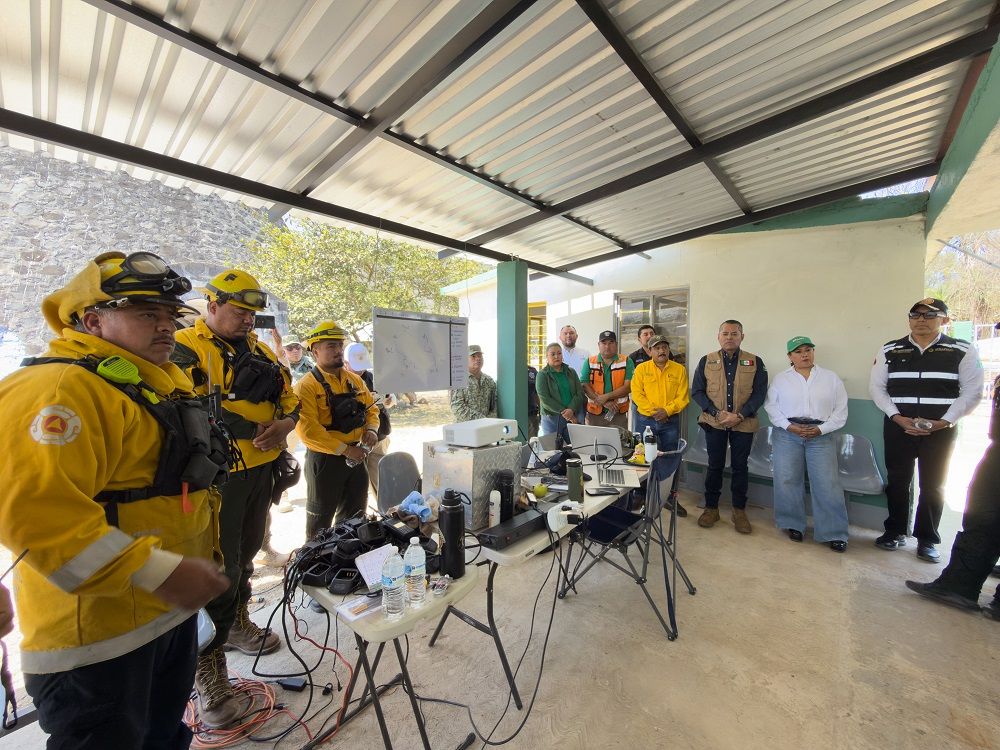 
    
        084_Ambiental_personal de combate al fuego
    
    