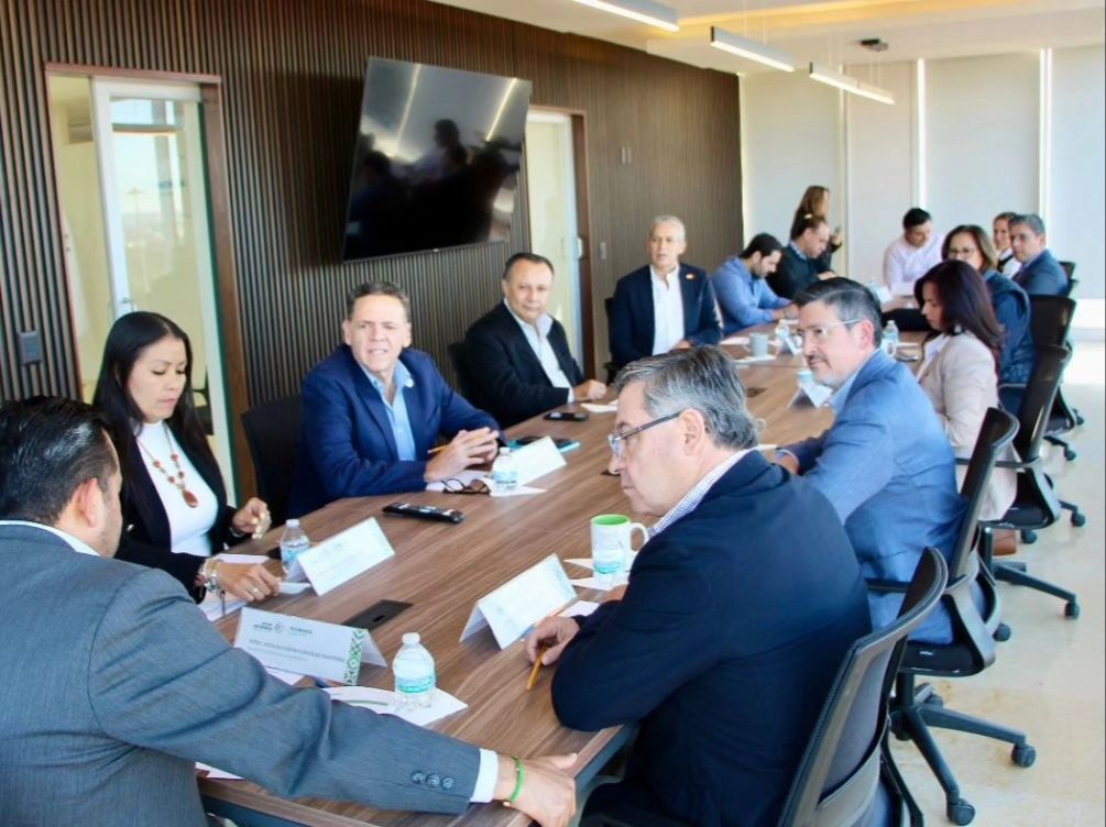 
    
        Reunión con representantes de las 12 cámaras y asociaciones que integran la Alianza Empresarial
    
    