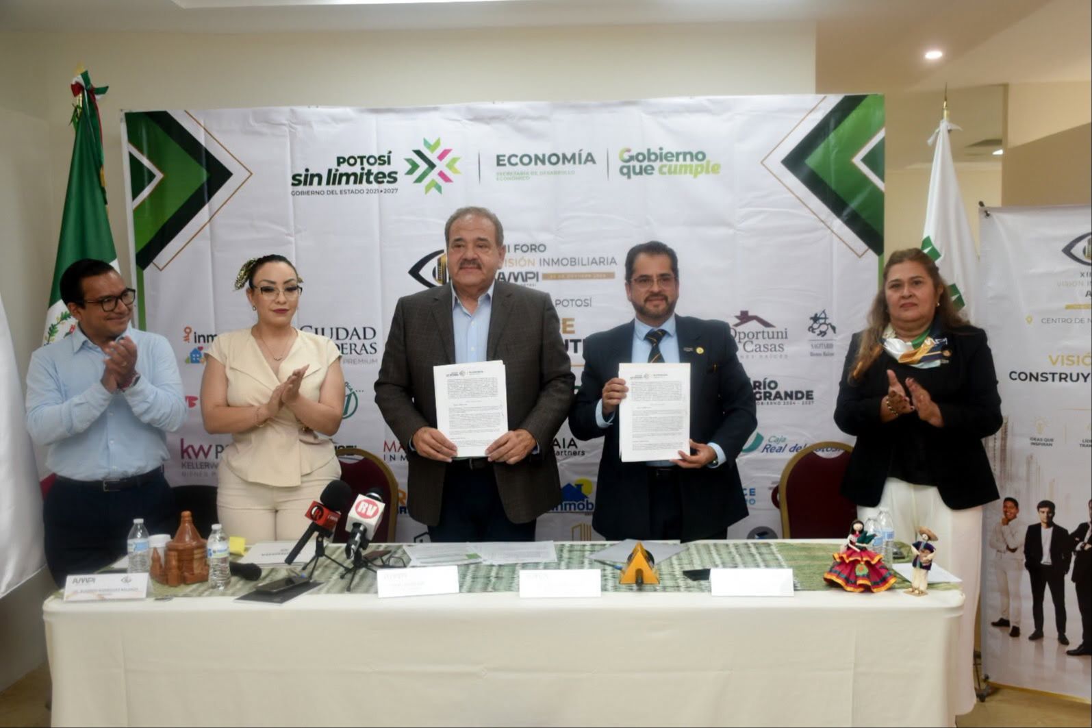 
    
        Firma del convenio de colaboración entre la SEDECO y AMPI San Luis
    
    