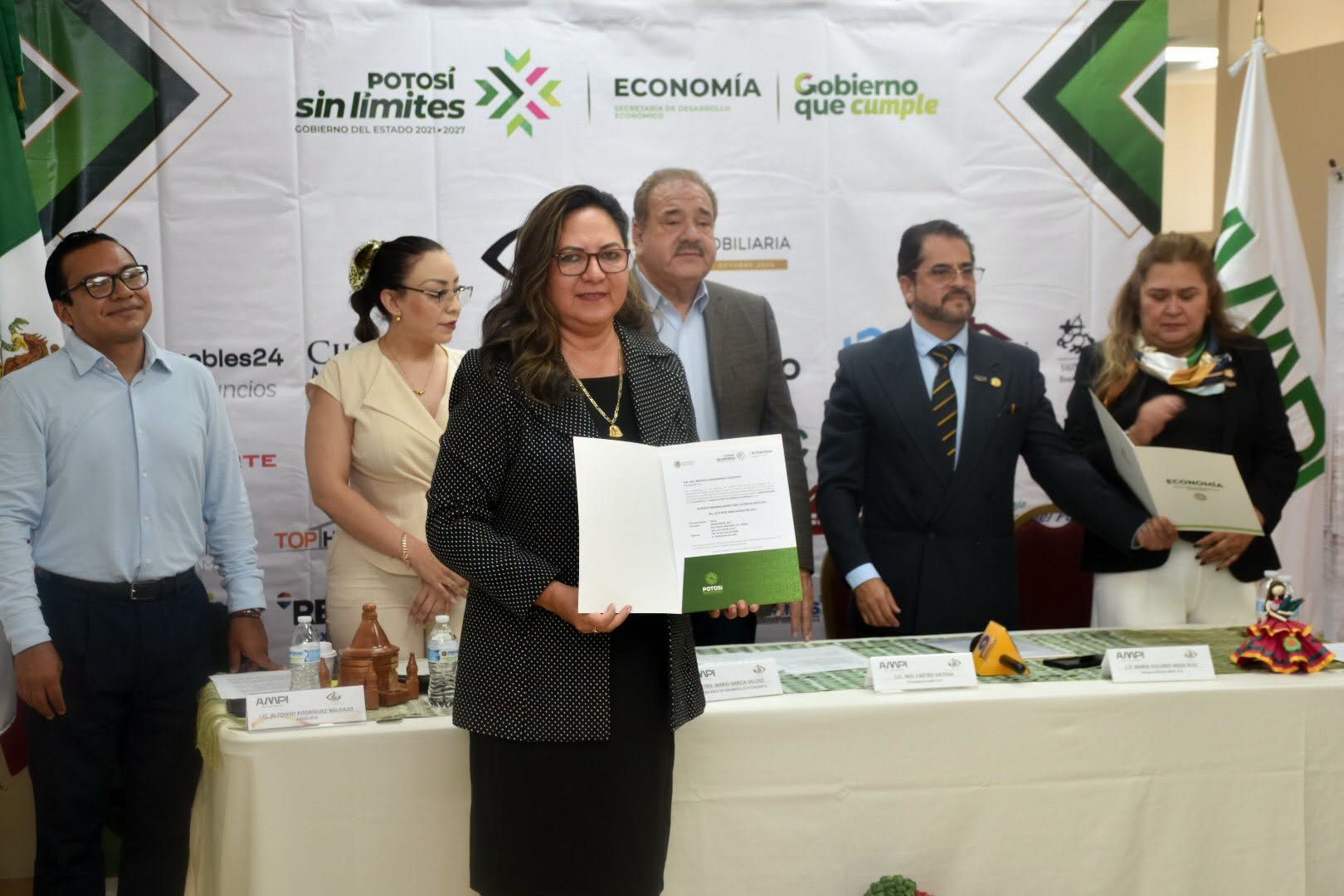 
    
        Firma del convenio de colaboración entre la SEDECO y AMPI San Luis
    
    