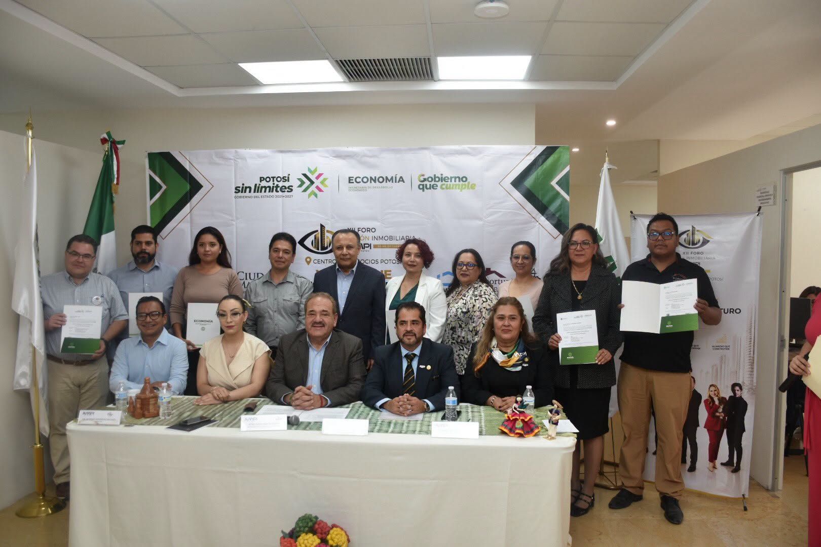 
    
        Firma del convenio de colaboración entre la SEDECO y AMPI San Luis
    
    