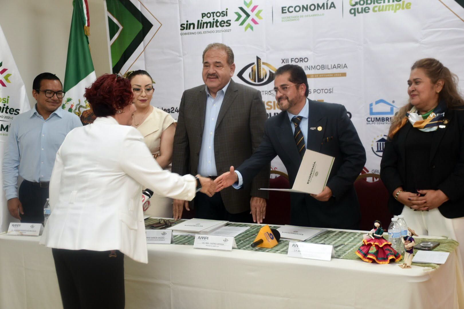 
    
        Firma del convenio de colaboración entre la SEDECO y AMPI San Luis
    
    