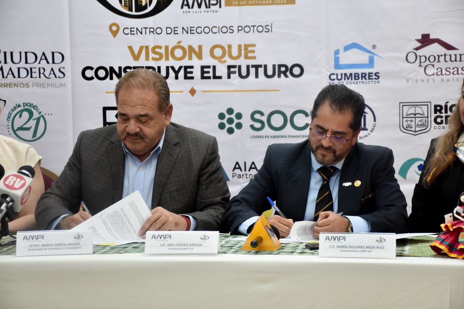 
    
        Firma del convenio de colaboración entre la SEDECO y AMPI San Luis
    
    