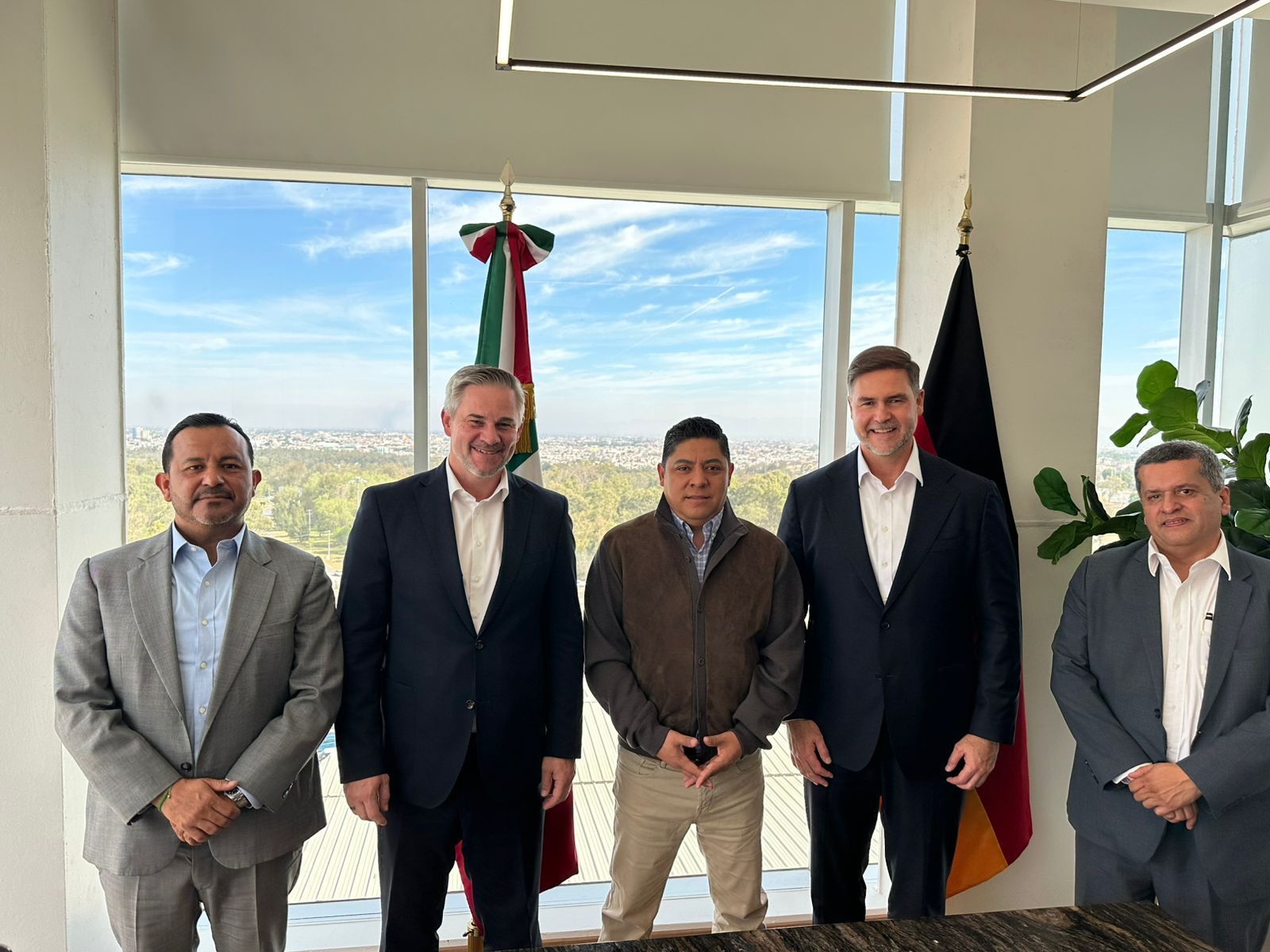 
    
        Encuentro con los directivos de BMW Group San Luis Potosí
    
    