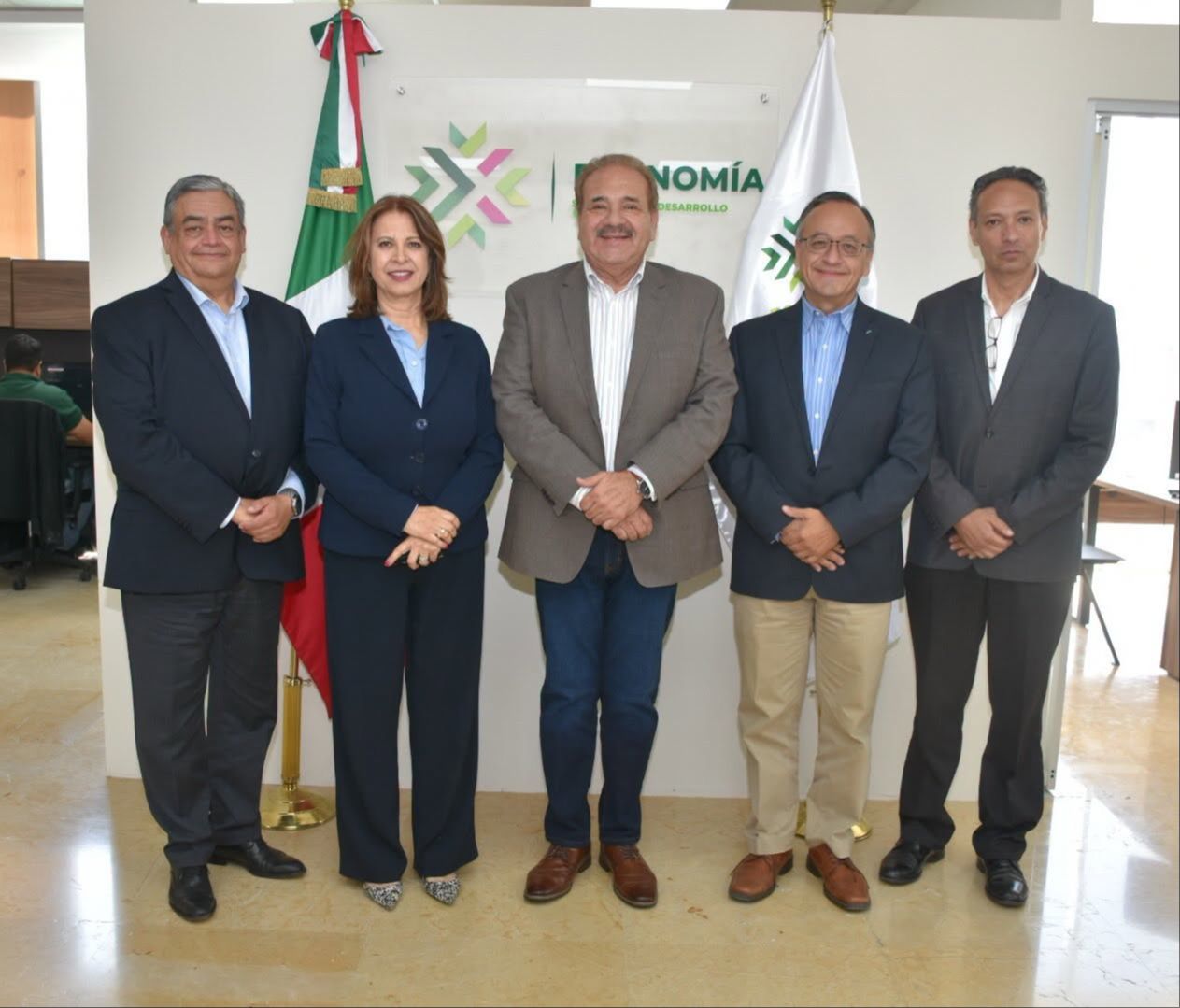 
    
        Sesión de trabajo con la Comisión de Empresas Tractoras de Canacintra San Luis Potosí.
    
    