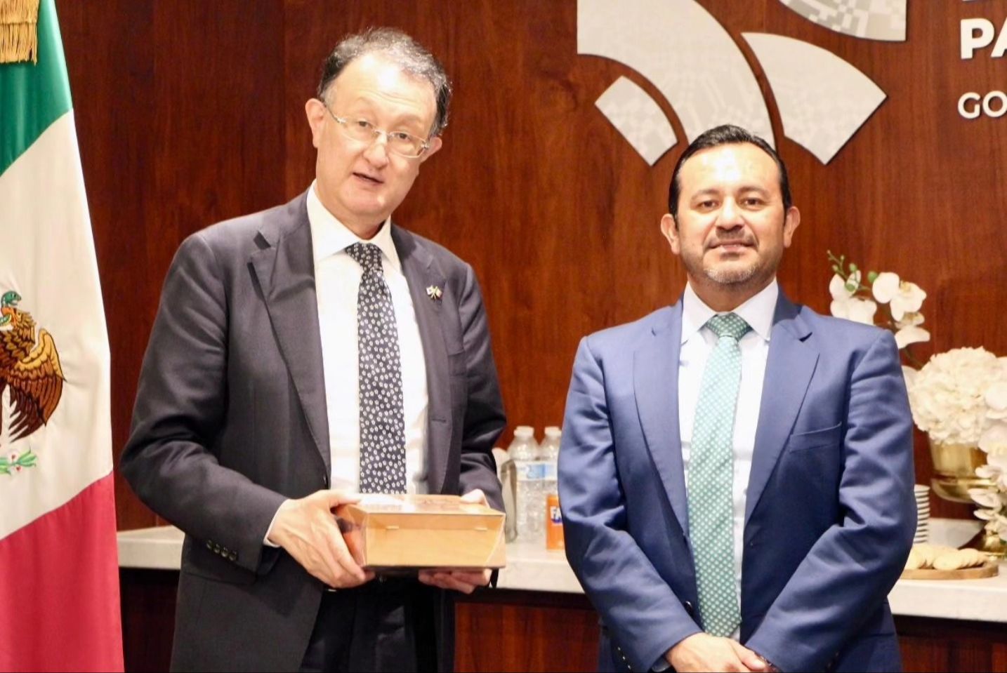 
    
        Embajador de Japón en México, Kozo Honsei, y el cónsul general en León, Takero Aoyama
    
    