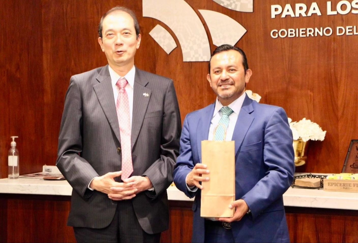 
    
        Embajador de Japón en México, Kozo Honsei, y el cónsul general en León, Takero Aoyama
    
    