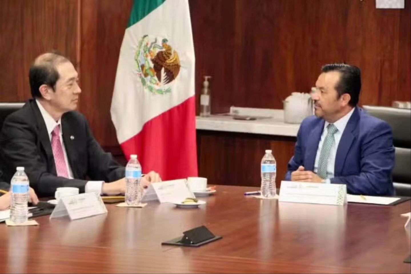 
    
        Embajador de Japón en México, Kozo Honsei
    
    