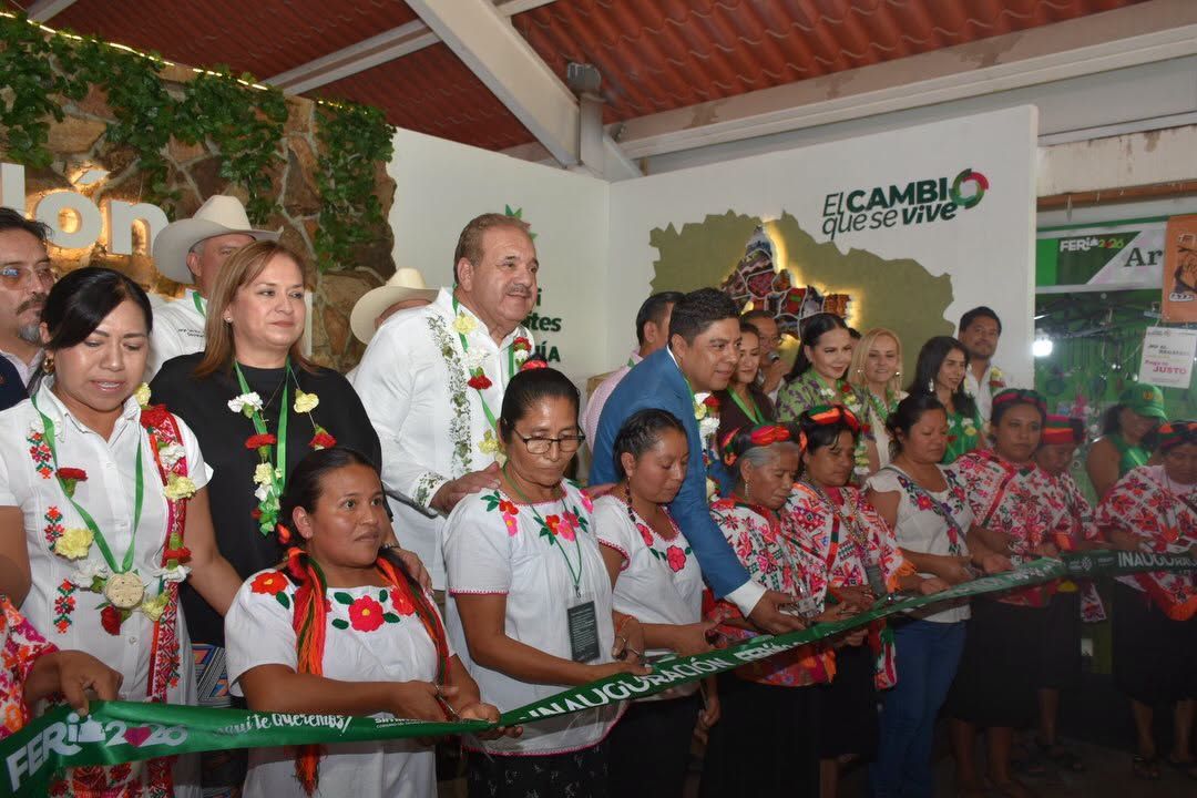 
    
        Corte de listón inaugural del Pabellón Artesanal
    
    
