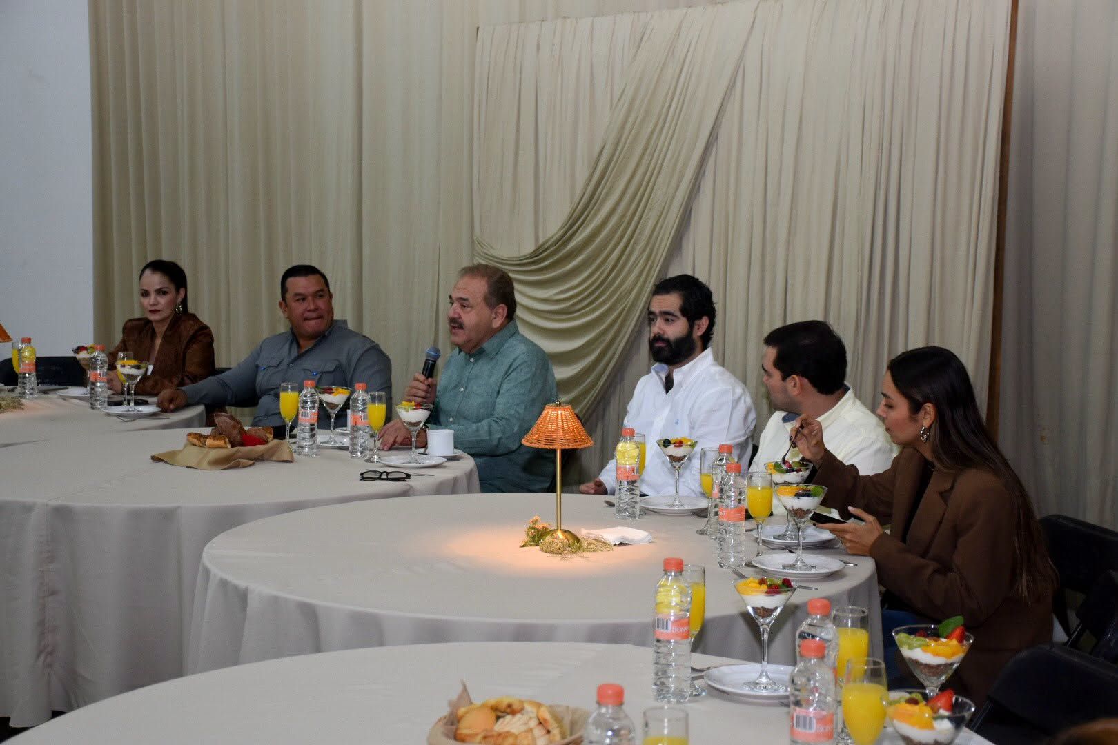 
    
        Desayuno empresarial en el municipio de Rioverde
    
    