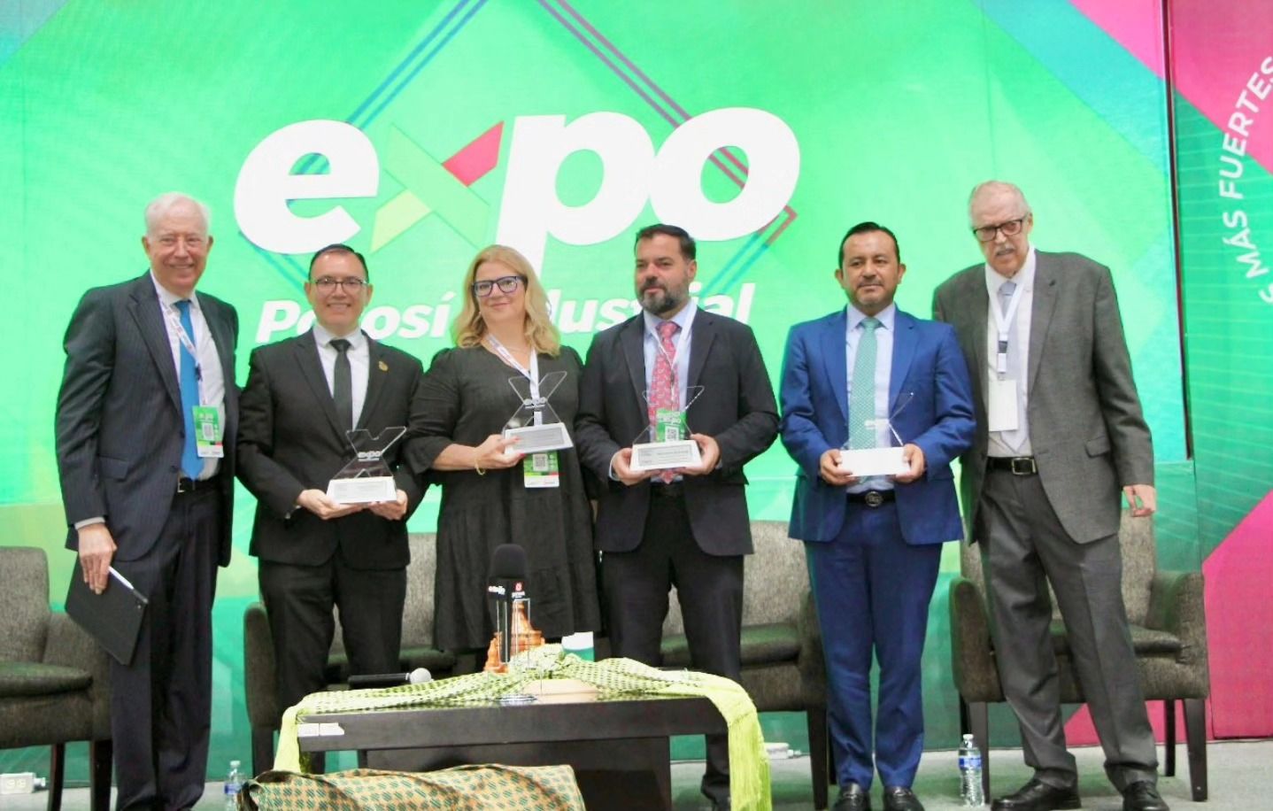 
    
        “Diálogo Regional y Estrategias de Desarrollo Económico e Integración del Bajío Frente a los Retos Globales”
    
    