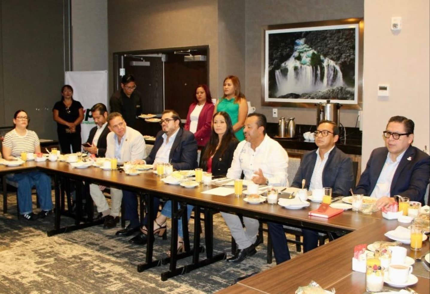 
    
        Encuentro de trabajo con Cámaras Empresariales y representantes de 35 de las principales empresas instaladas en San Luis Potosí.
    
    