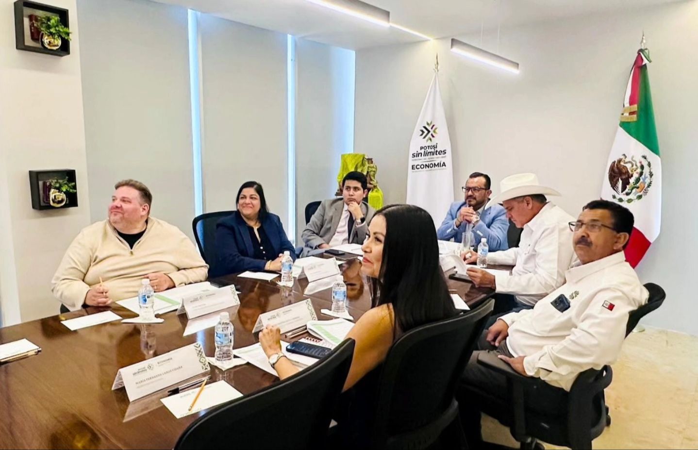 
    
        Reunión con empresarios restauranteros del grupo Firestone
    
    