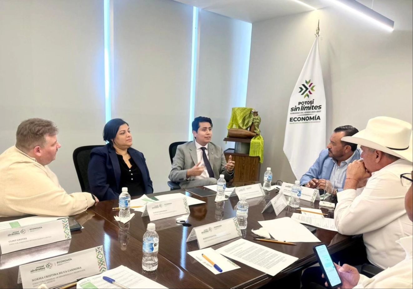 
    
        Reunión con empresarios restauranteros del grupo Firestone
    
    