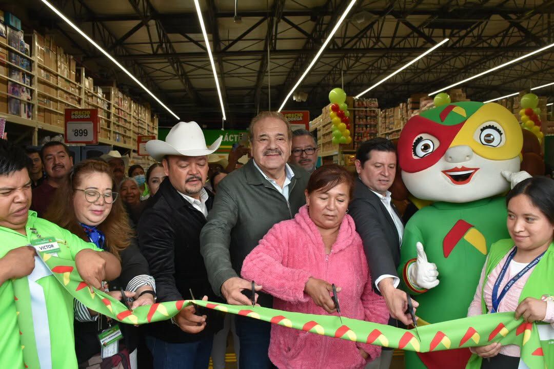 
    
        Inauguración de Mi Bodega Aurrera Ahualulco del Sonido 13.
    
    