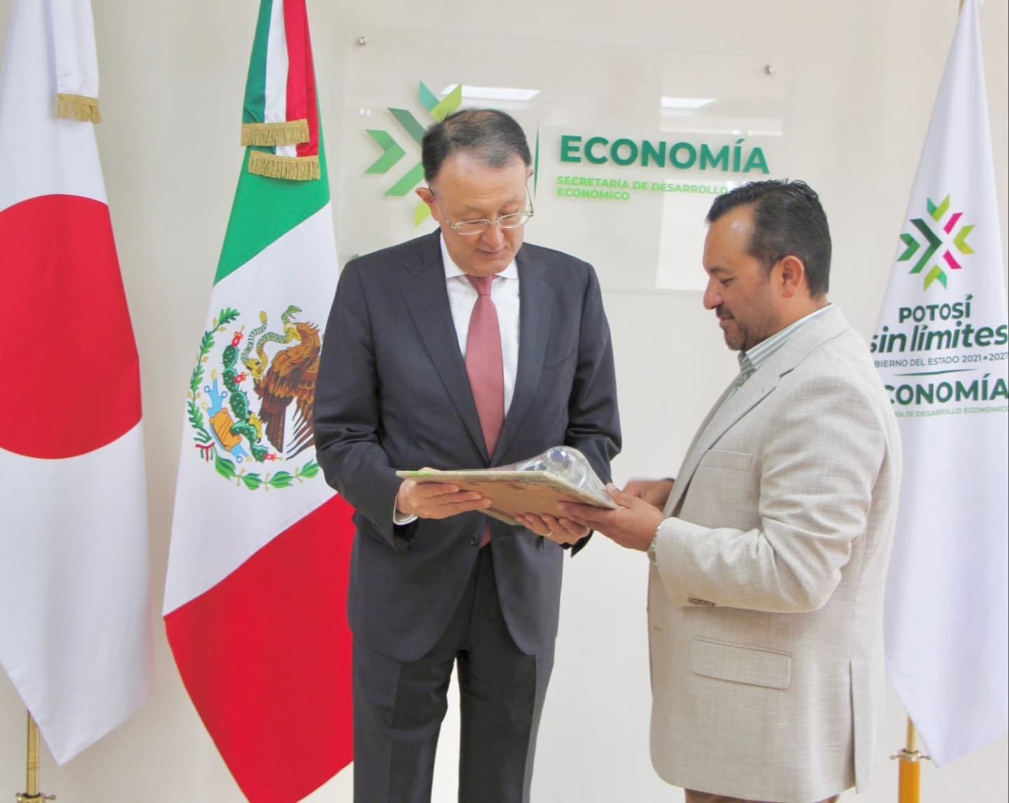 
    
        Intercambio diplomático con Japón
    
    