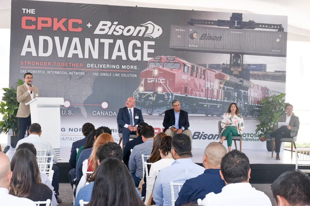 
    
        Reunión con líderes de la industria logística
    
    