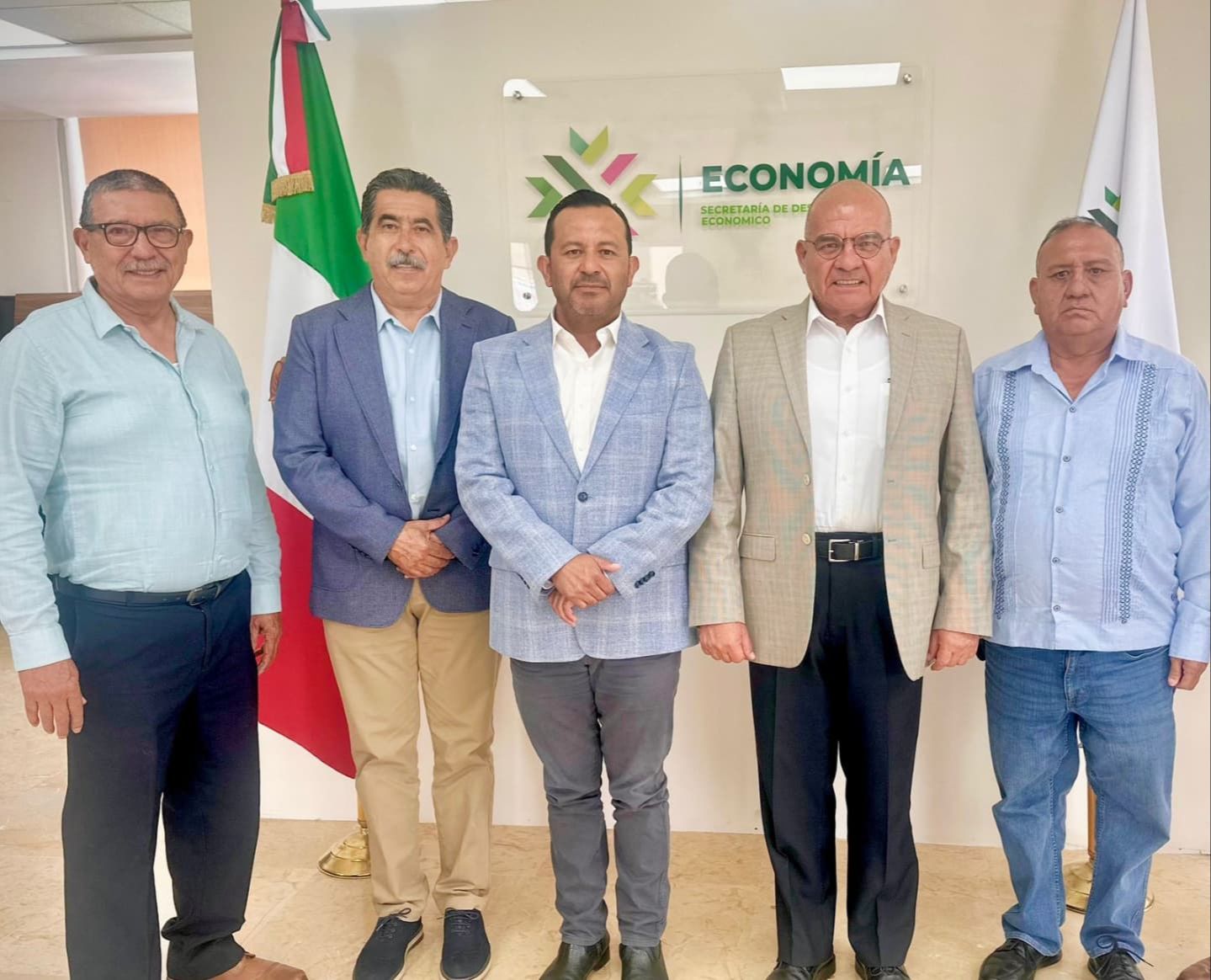 
    
        Gobierno del Estado y la Asociación de Ingenieros de Minas
    
    