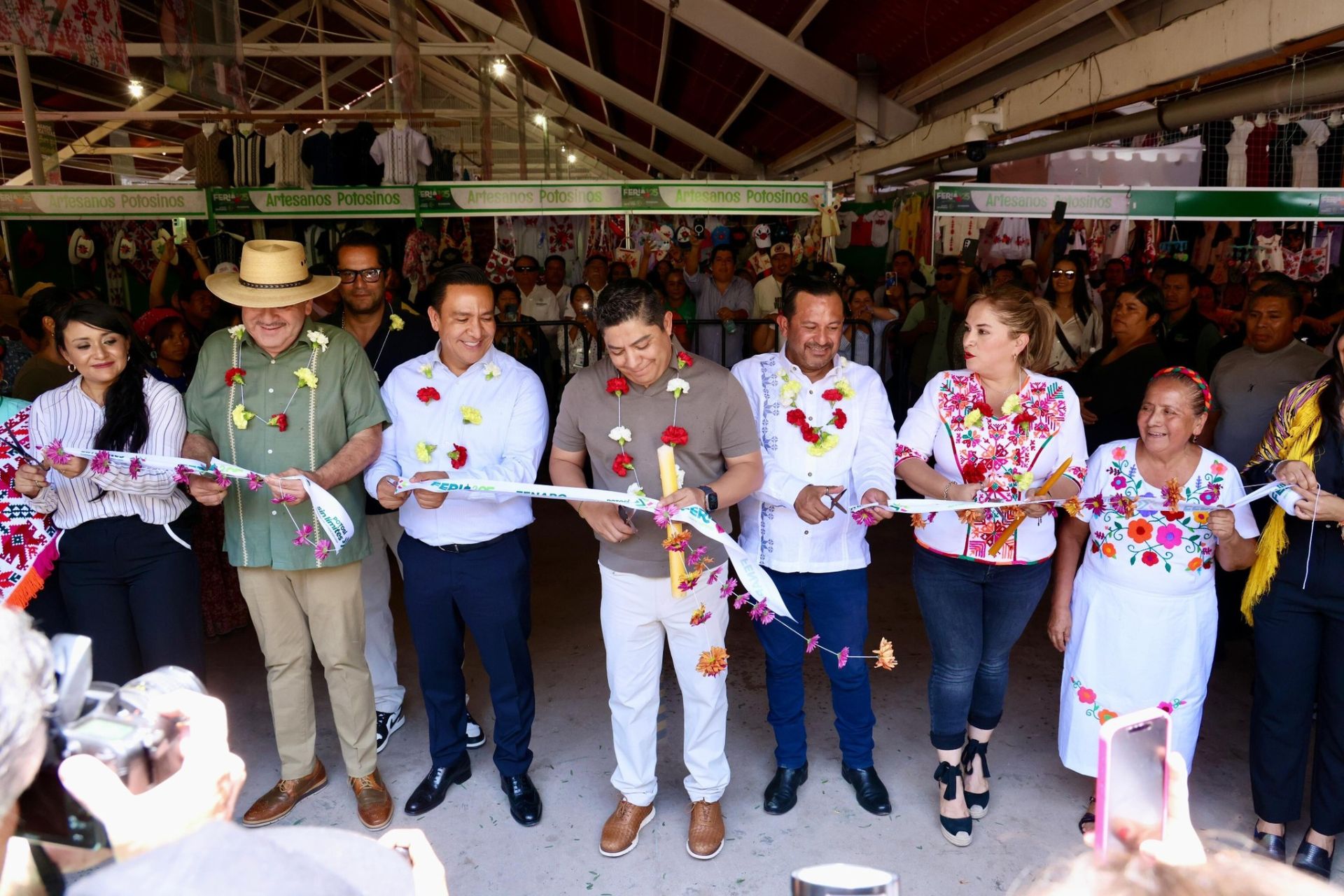 
    
        Pabellón Artesanal 2025
    
    