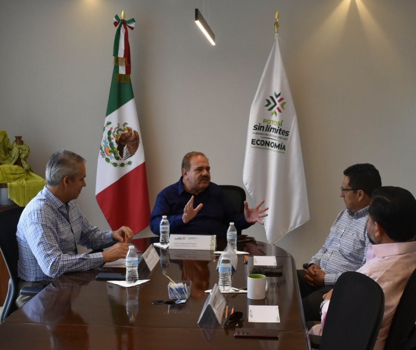 
    
        Diálogo constructivo con representantes del sector de la construcción.
    
    