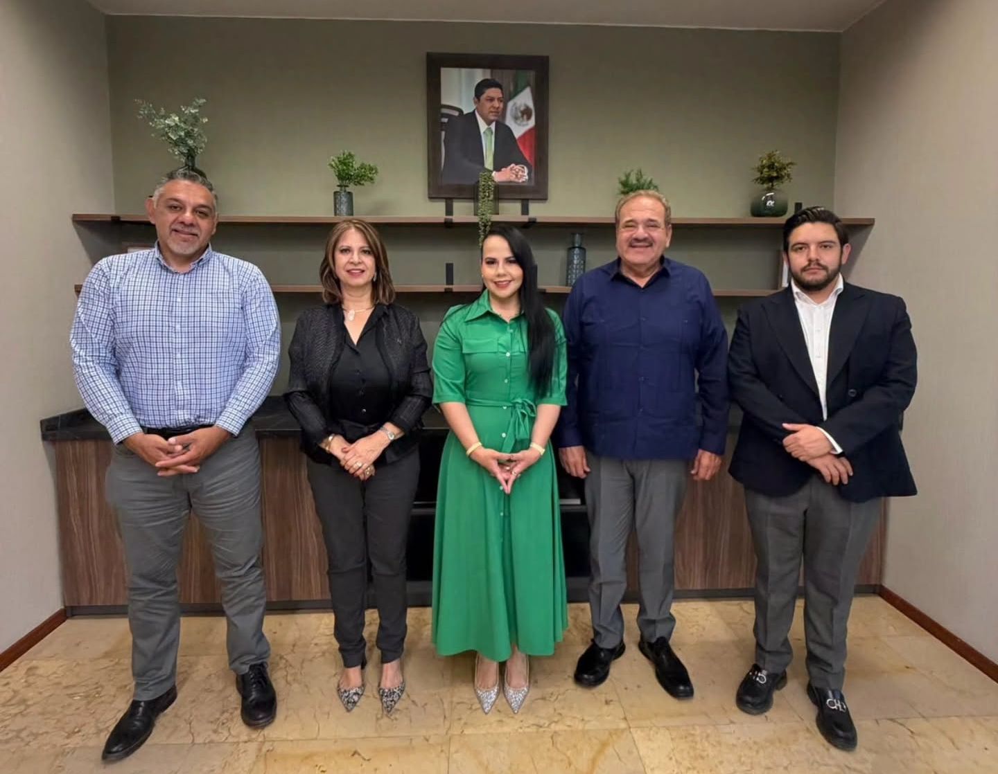
    
        Reunión de trabajo con Ariana García Vidal, secretaria de Finanzas, e Imelda Elizalde, presidenta de la Canacintra San Luis Potosí y coordinadora de la Alianza Empresarial.
    
    