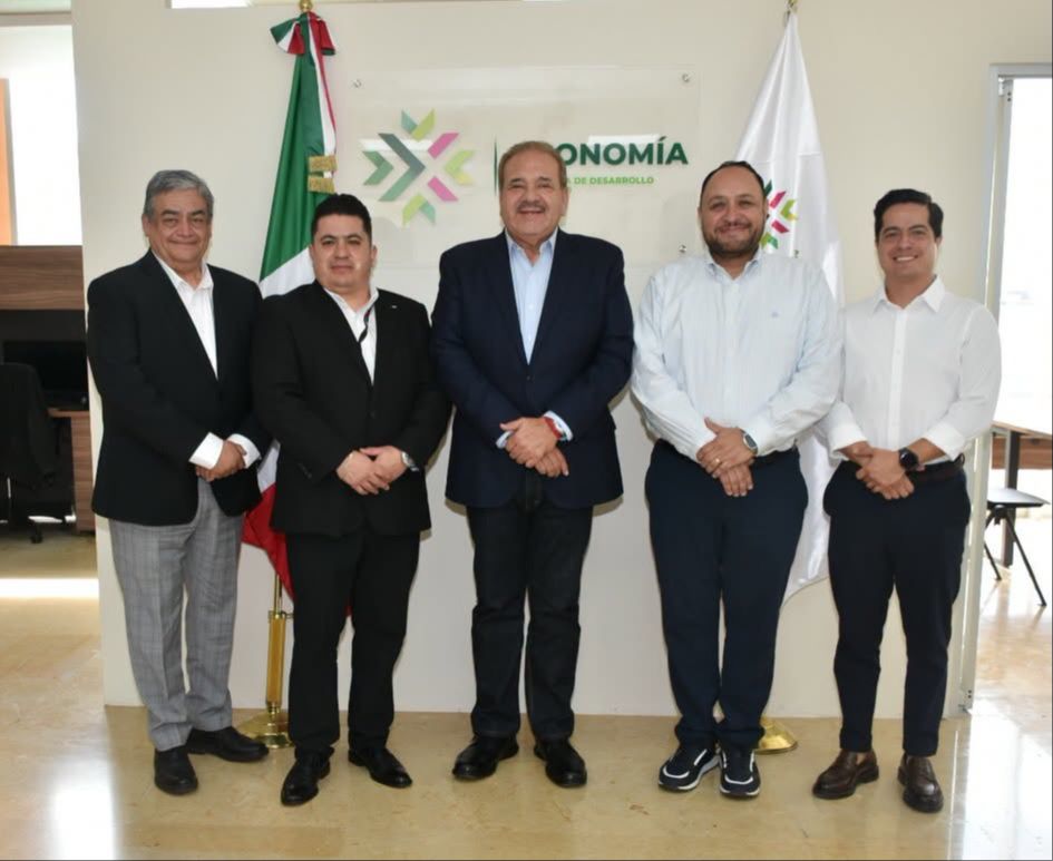 
    
        Reunión de trabajo con integrantes del Clúster Automotriz de San Luis Potosí.
    
    