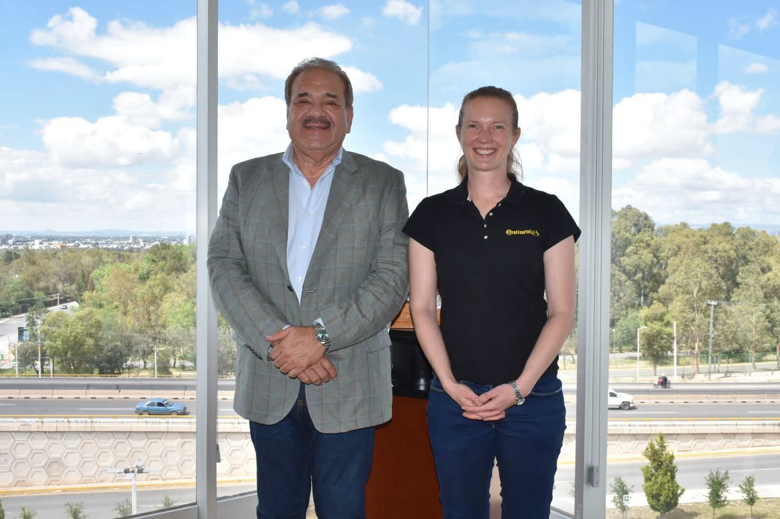 
    
        Reunión de trabajo con la Directora de Planta de Continental
    
    